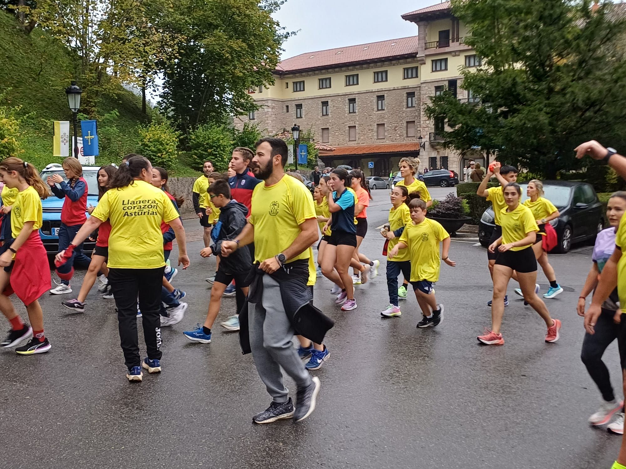 Con flores a María desde Llanera a Covadonga