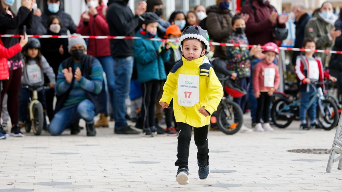 El pequeño Aritz Bonilla corre concentrado durante la prueba.