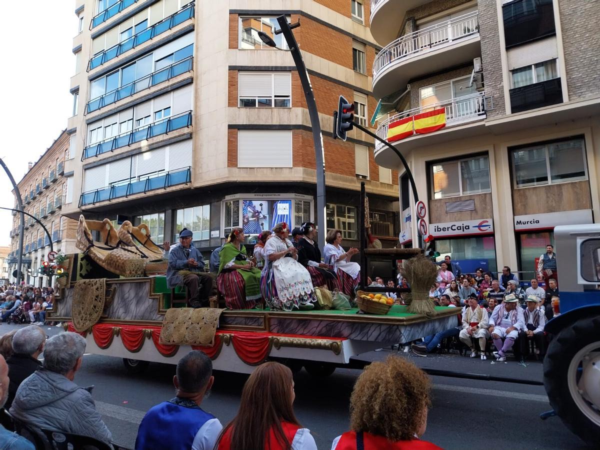 Carroza de los esparteros manos a la obra.