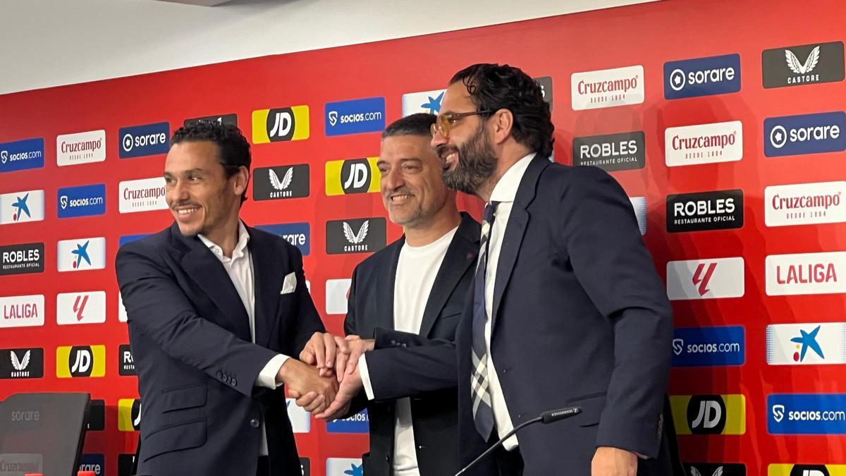 Presentación de García Pimienta junto a Del Nido Carrasco y Víctor Orta