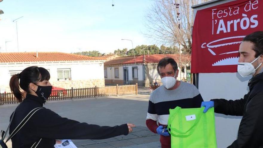 Lliurament de les bosses amb el preparat d&#039;arròs