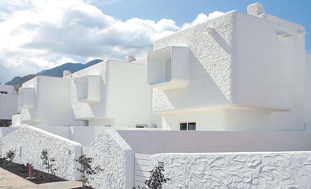 Residencial de once viviendas unifamiliares tipo dúplex firmado por el estudio de arquitectos Belloymonterde fundado en 1998 por Francisco Bello y Manuel Monterde con el afán de iniciar un proceso de crecimiento y modernización para superar el concepto tradicional de estudio de arquitectura y ofrecer un servicio más acorde con las nuevas exigencias que la sociedad demanda como es el caso del complejo residencial del norte de Gran Canaria.