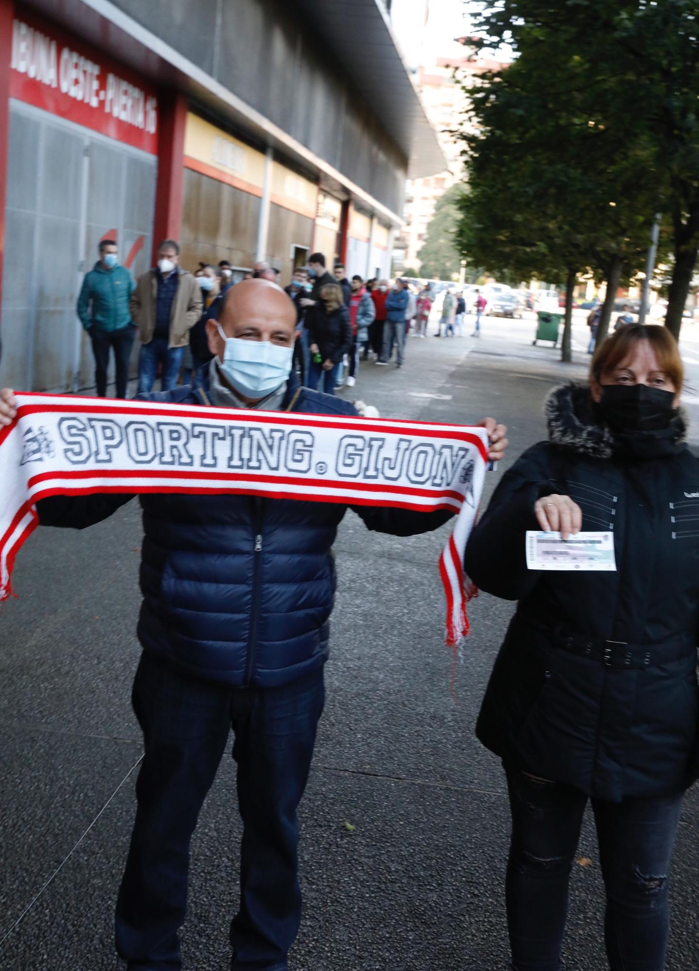 Colas en El Molinón para comprar las entradas para el partido ante el Lugo