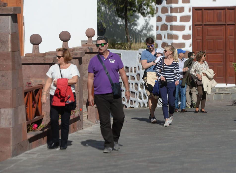 AMBIENTE TURISTAS EN TEJEDA