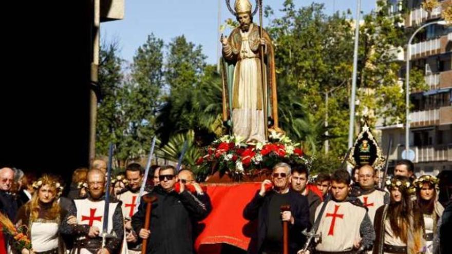 Miembros de los Moros y Cristianos de San Blas portan la imagen de su santo, ayer.