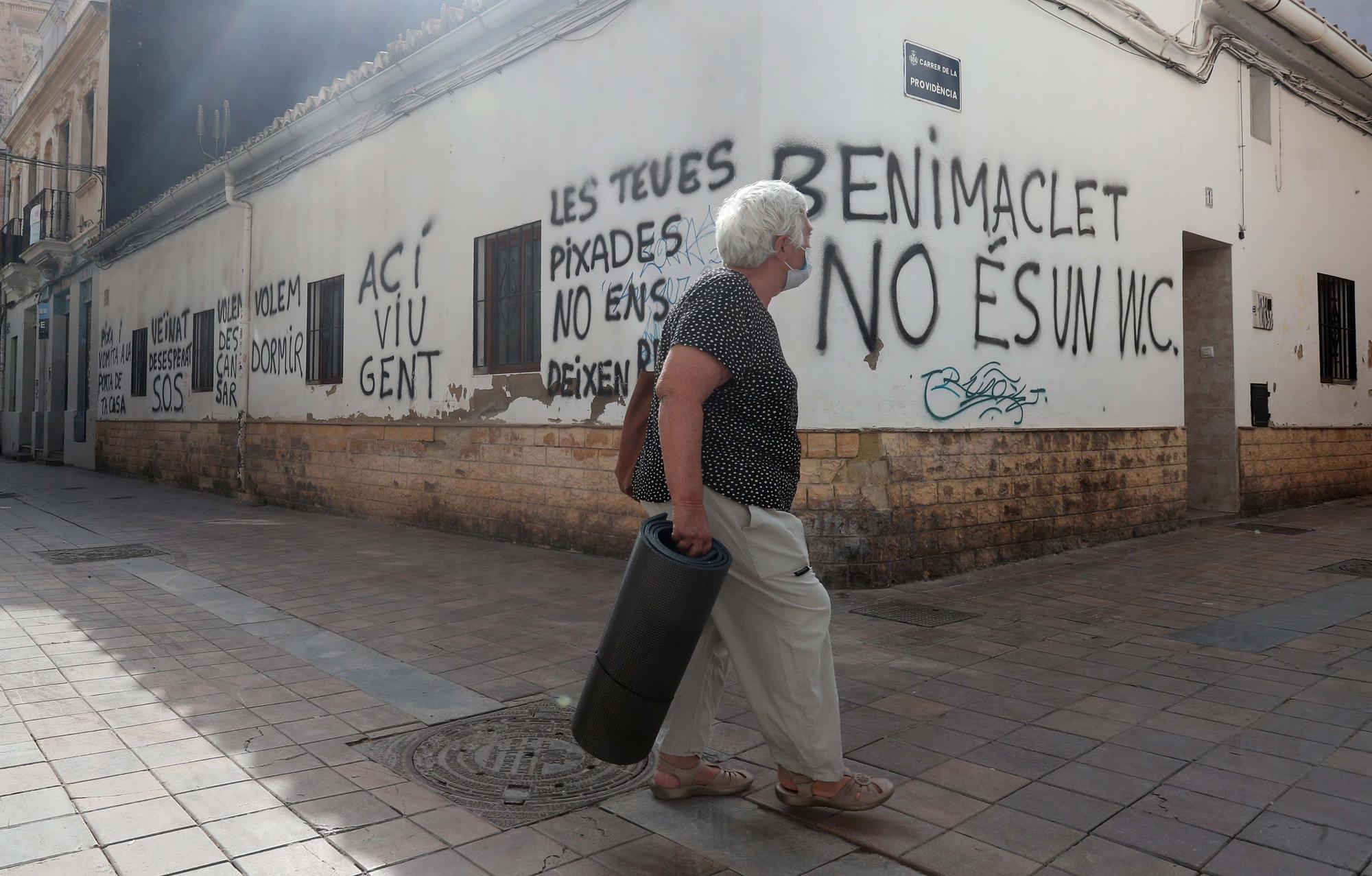 Benimaclet amanece con pintadas en contra de los botellones