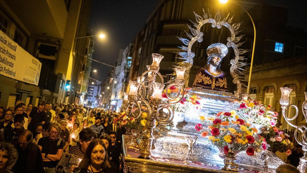 El trono del Señor de las Tribulaciones no pasa este año por el colegio de Las Salesianas en la calle de La Rosa, cerrada por obras.