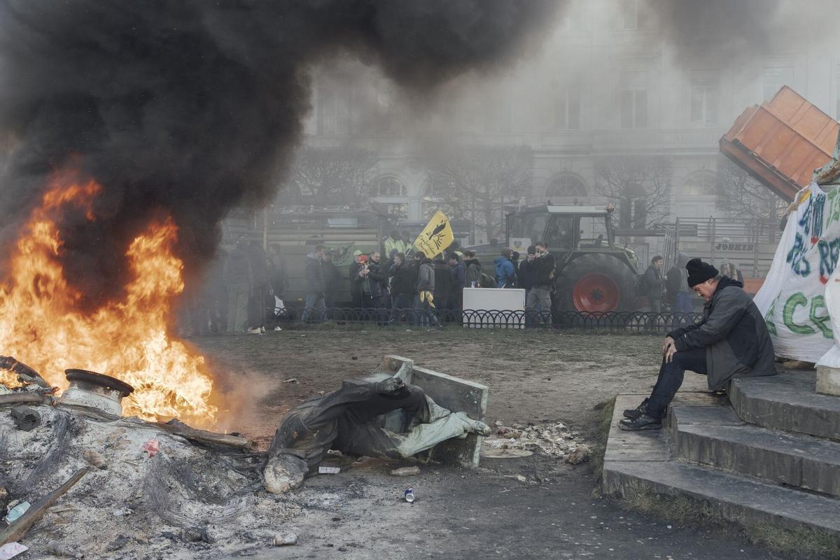 Agricultores en la Place du Luxemburgo durante una protesta en Bruselas, Bélgica, el jueves 1 de febrero de 2024. Al menos 1.300 tractores obstruyeron las calles de Bruselas, cerca de las instituciones de la Unión Europea, el jueves por la mañana mientras los agricultores organizaban una protesta dirigida a los líderes del bloque que se reunían cerca para una cumbre.