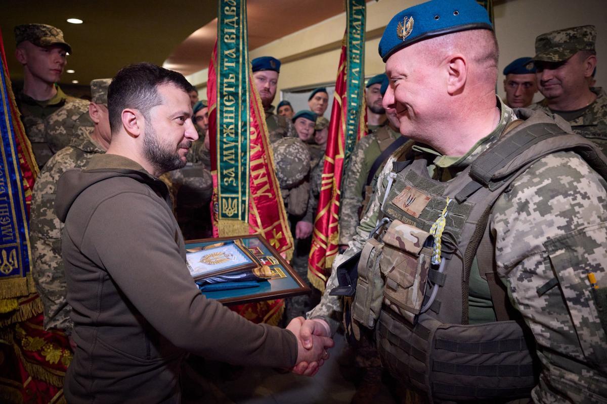 Zelenski celebra el Día de los Marinos Ucranianos con una visita al frente