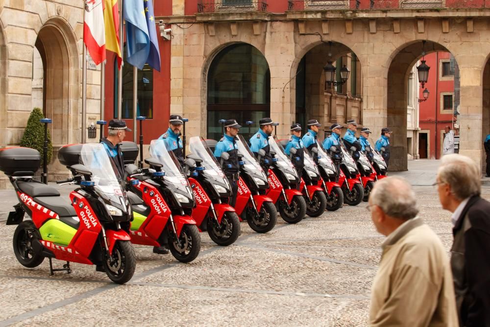 Presentación de las nuevas motos eléctricas de la Policía Local de Oviedo