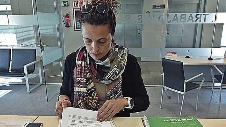 La delegada del SATSE, al presentar la denuncia ante inspección de Trabajo.