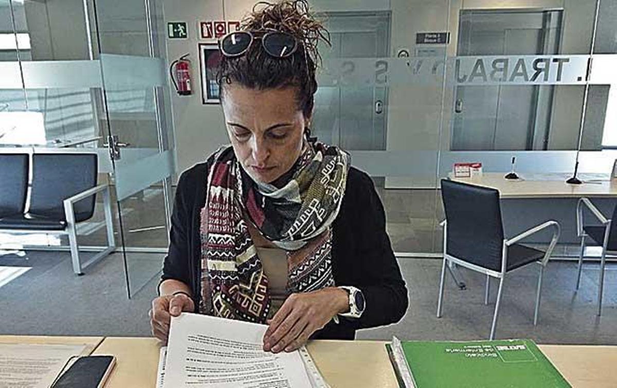 La delegada del SATSE, al presentar la denuncia ante inspección de Trabajo.
