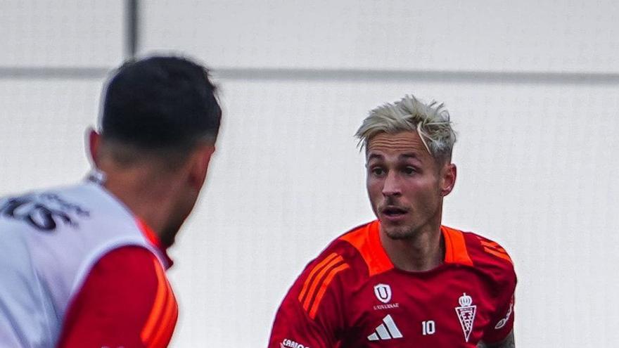El centrocampista Isi Gómez, del Real Murcia, durante un entrenamiento.
