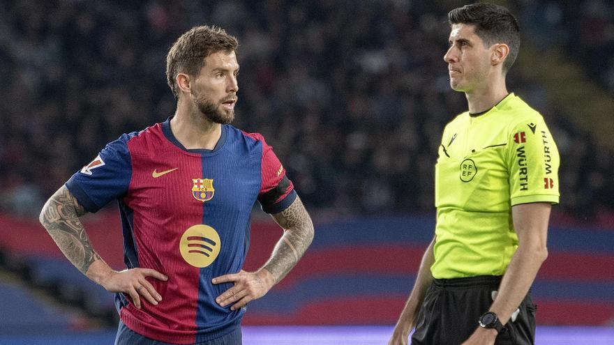 Iñigo Martínez conversa con el árbitro Busquets Ferrer mientras éste aguarda la revisión del VAR tras el lanzamiento del penalti de Olmo en el Barça-Osasuna de Montjuïc.