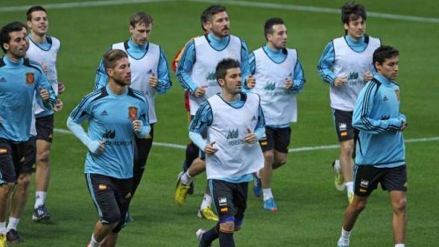 El entrenamiento de La Roja convierte El Molinón en una fiesta