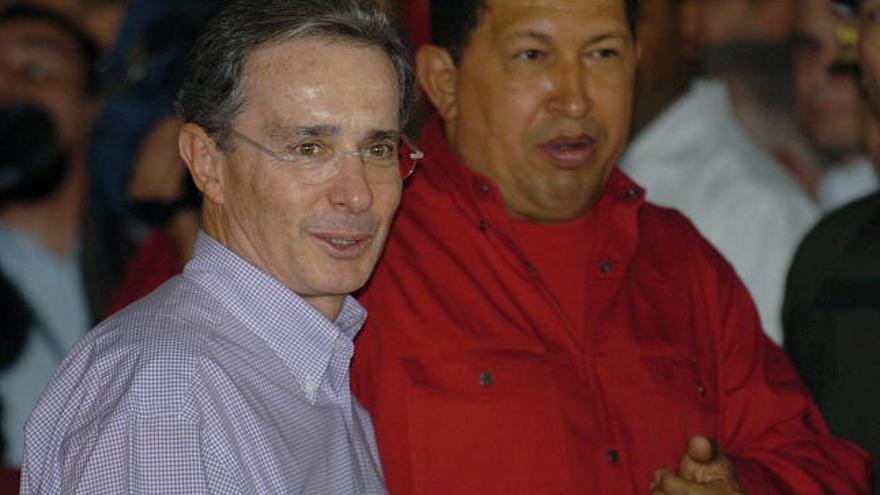 El presidente de Venezuela, Hugo Chávez (i), saluda a su homólogo de Colombia, Álvaro Uribe (d), a su llegada al Centro de Refinación Paraguaná, en el estado Falcón, al occidente de Venezuela.