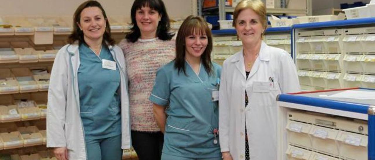 Por la izquierda, Gina Cabo, Henar Losada, Jessica Roces y Marlén García, en el servicio de Farmacia.