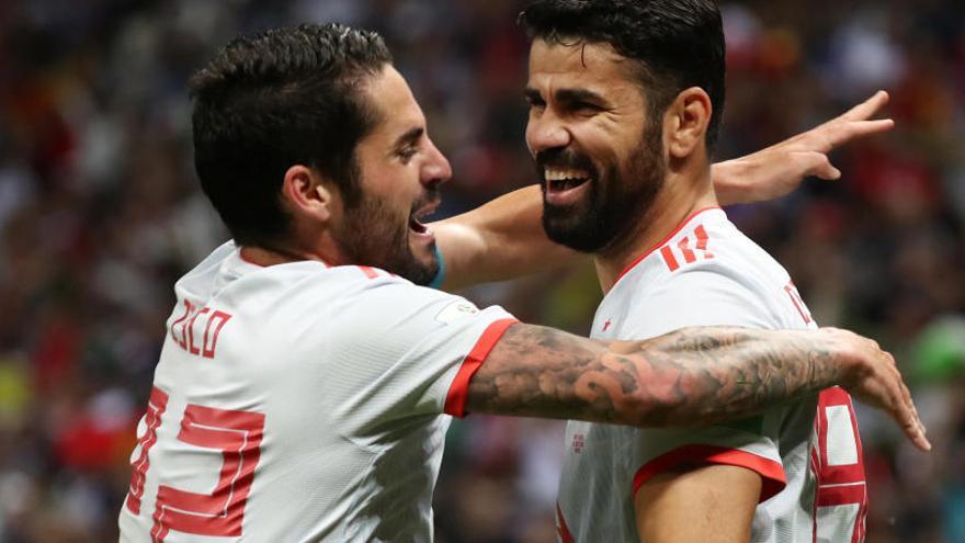 Isco abraza a Diego Costa tras su gol a Irán.