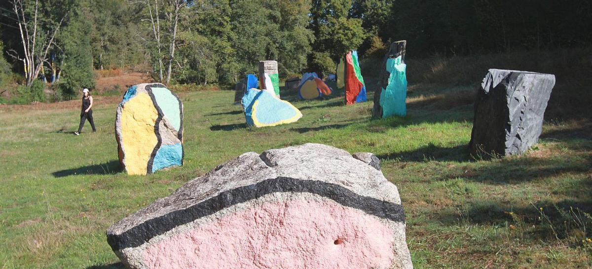 Uno de los conjuntos de piedras pintados por el artista vasco. | Iñaki Osorio