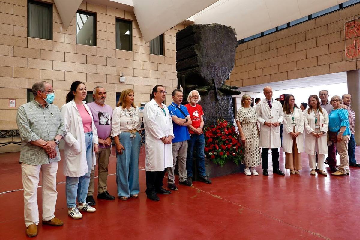 Ofrenda floral ante el monumento a los donantes del hospital Reina Sofía.