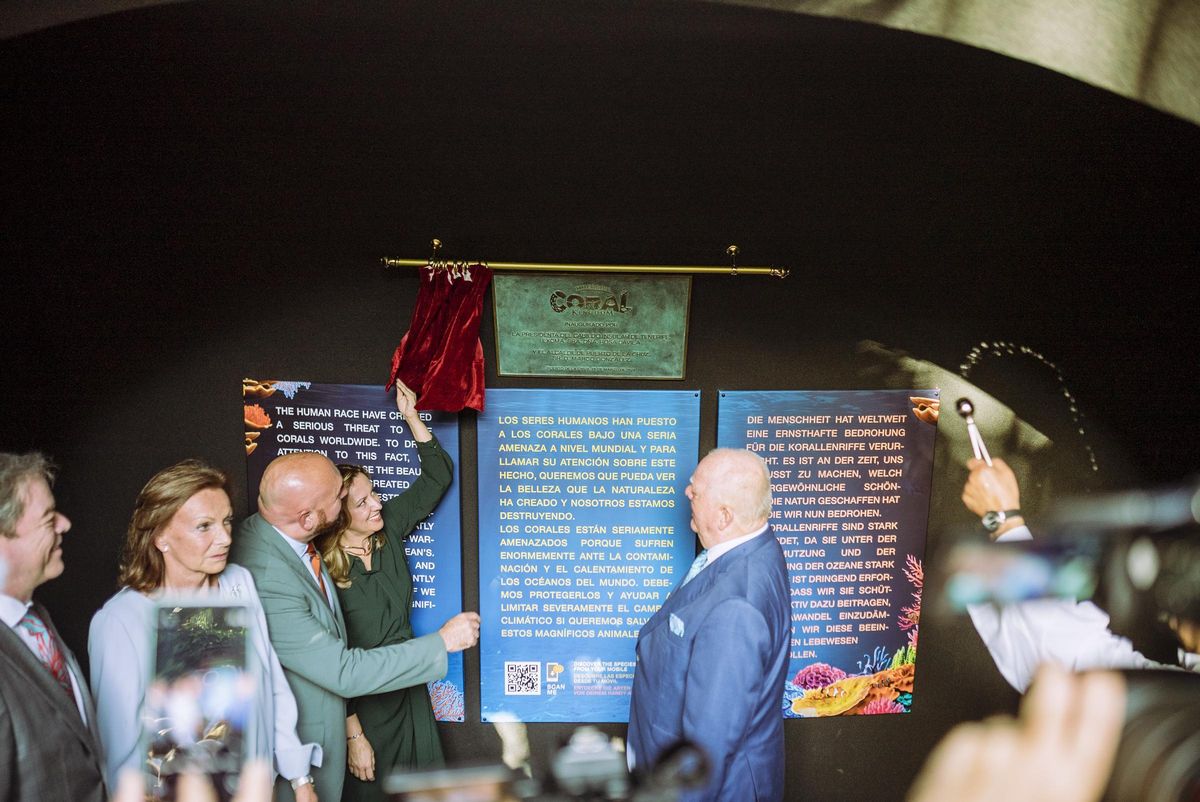 Moment in which the commemorative plaque is unveiled.