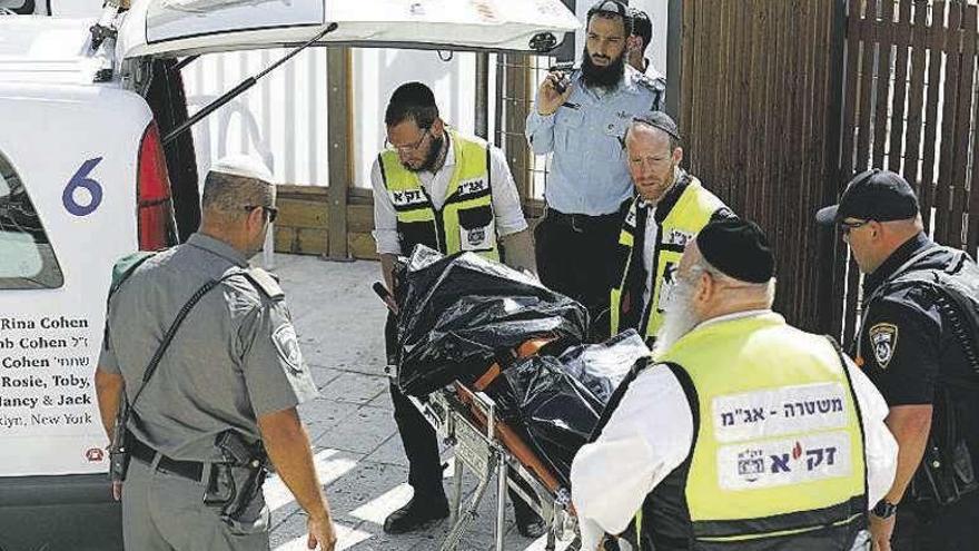 Evacuación del cadáver de uno de los tres palestinos muertos. // Efe