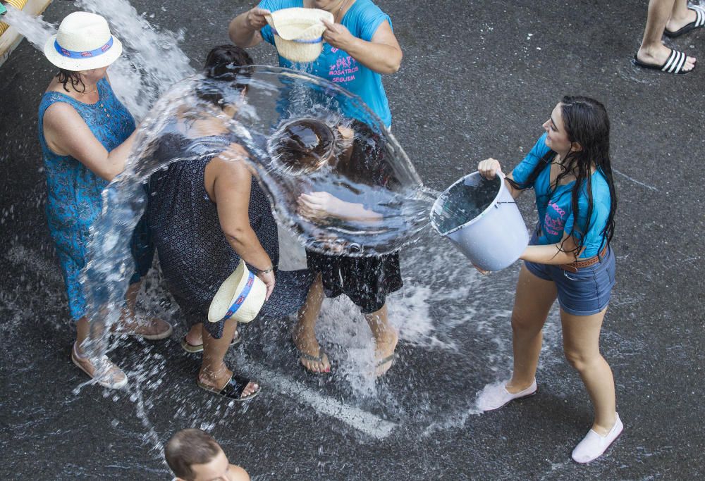 Una refrescante "poalá" para encarar el final de fiesta del Raval Roig