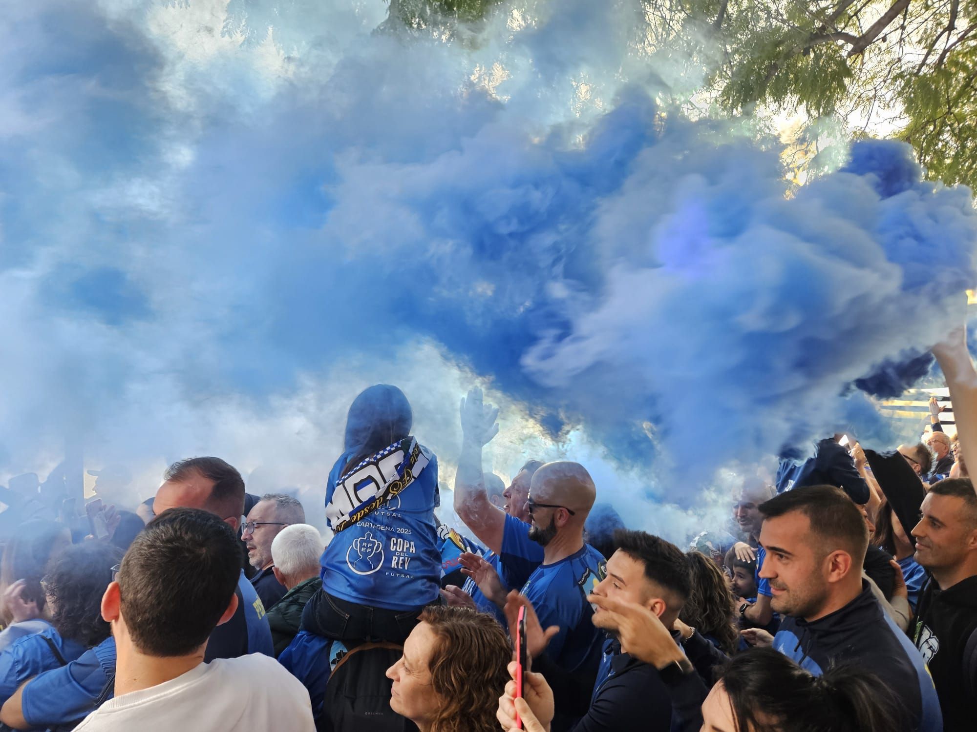 Galería | La afición del Peñíscola tiñe Murcia de azul en la Copa del Rey