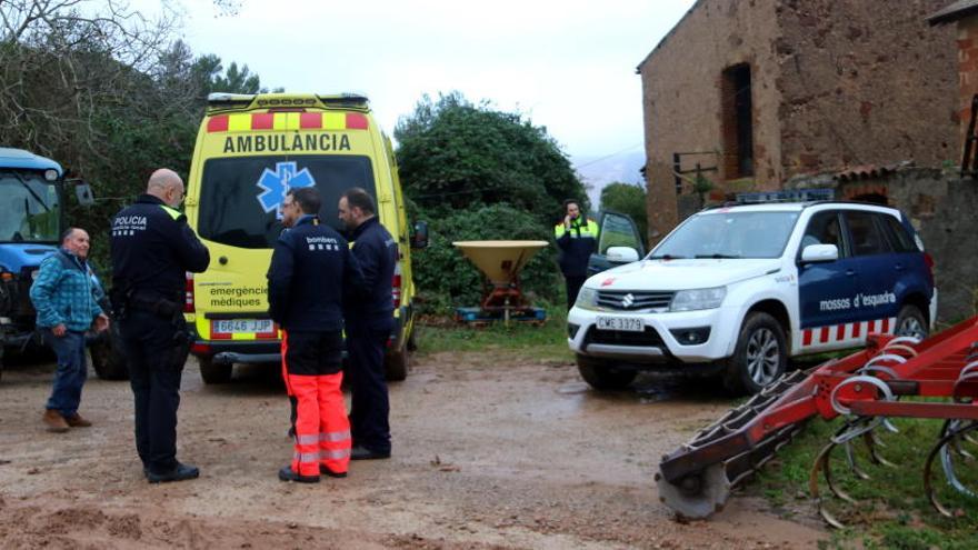 Un cotxe dels Mossos i una ambulància a la masia on s&#039;ha trobat l&#039;home.