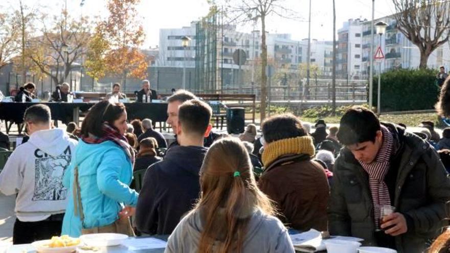 Els assistents, prenent el vermut amb els polítics de fons.