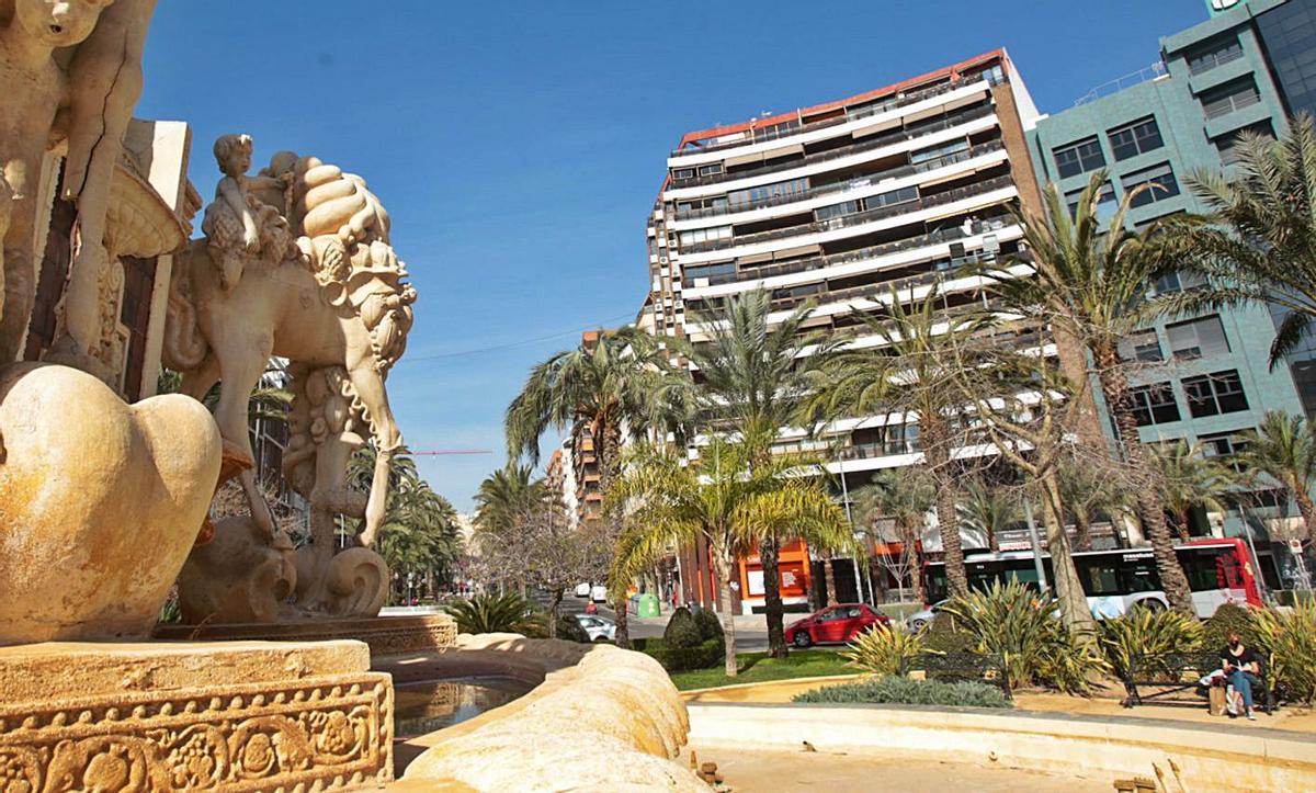 Grietas en la plaza de Luceros, que sigue vacía a la espera de las obras de rehabilitación. | MANUEL R. SALA