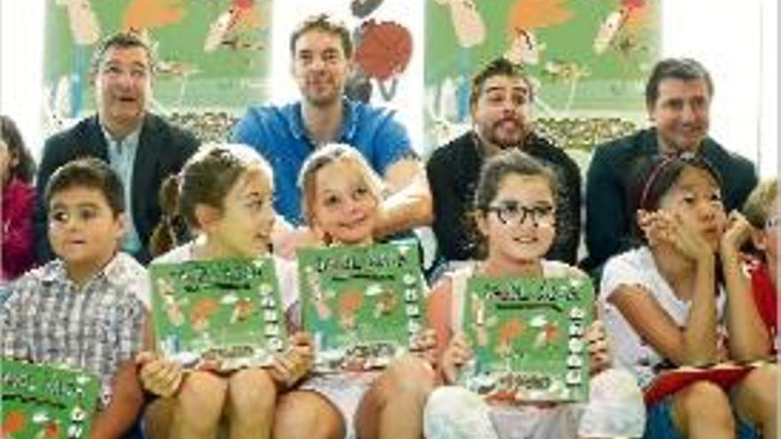 Els germans Roca amb?Pau Gasol durant la presentació del llibre.