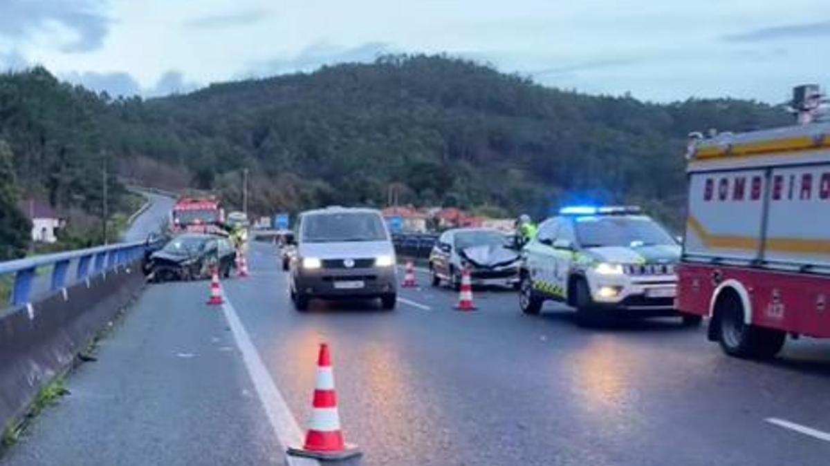 Equipos de emergencias trabajando en el lugar del accidente.