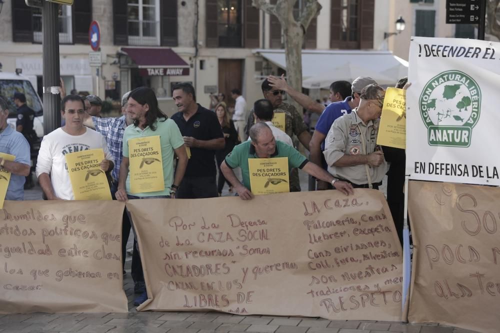 Pleno de Cort con manifestaciones de trabajadores de la EMT, cazadores y defensores de sa Feixina