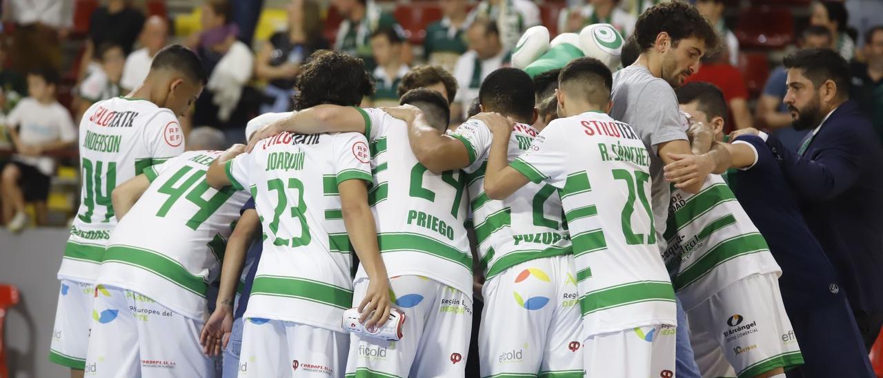 La plantilla del Córdoba Futsal atiende a las indicaciones de Josan González durante el partido ante el Jaén.