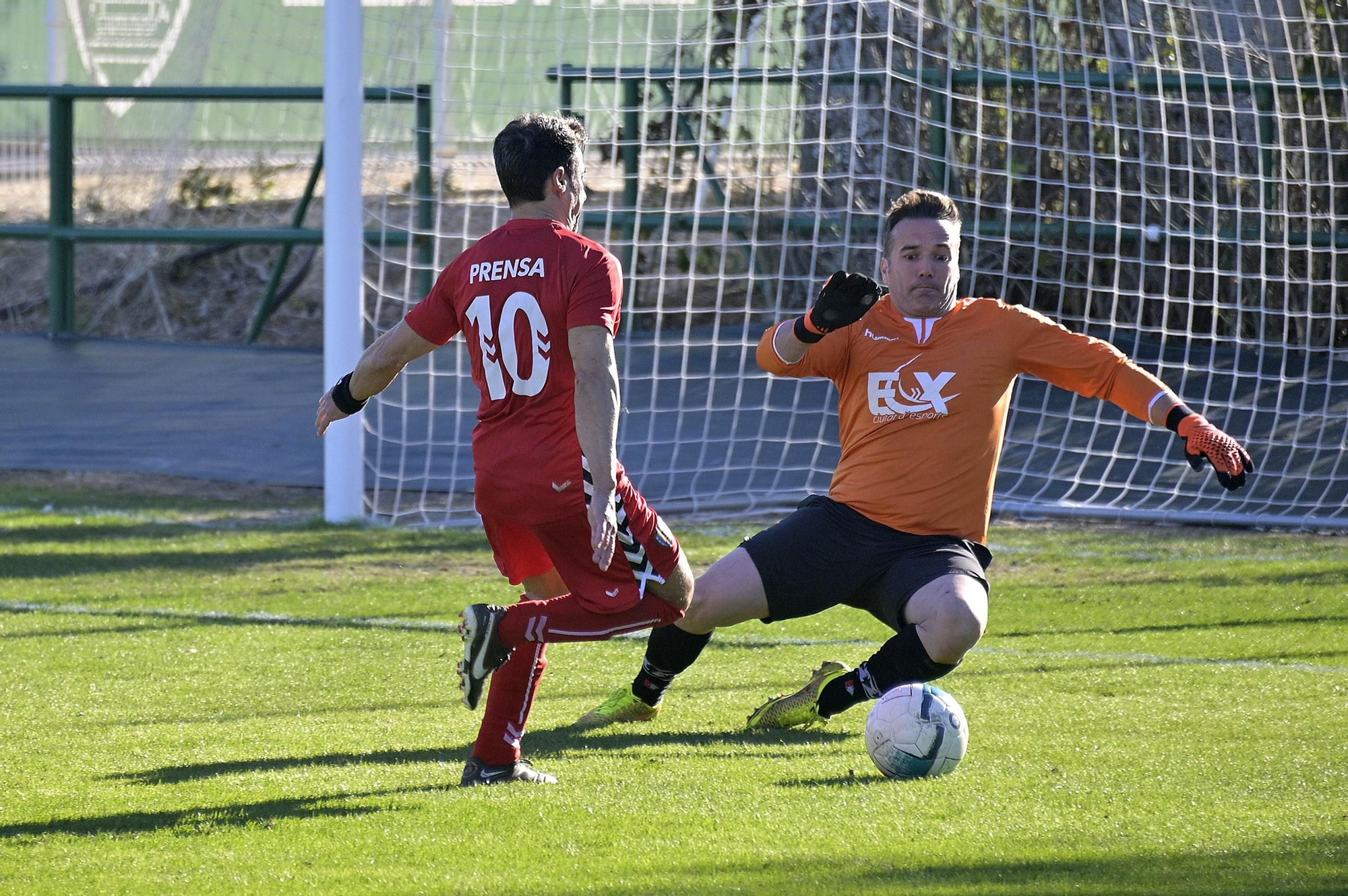 Partido de futbol benefico populares informadores