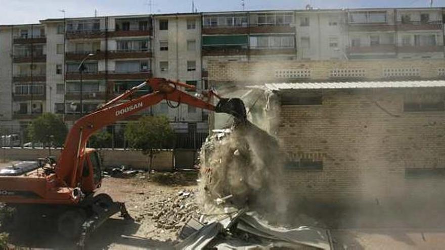 Obras de derribo del colegio y maqueta del proyecto.