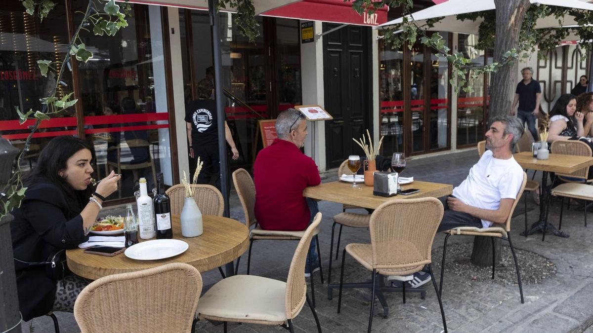 Viajeros comiendo en una terraza de València, esta semana.