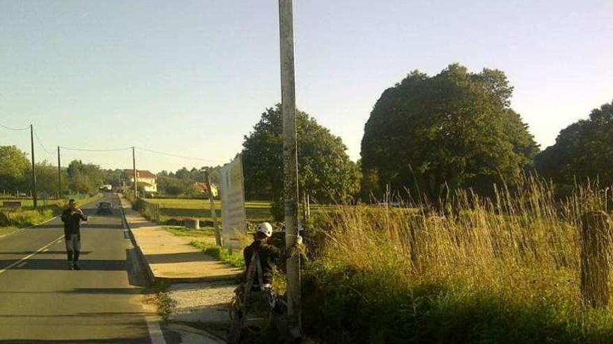 Los operarios colocaron un poste provisional en el vial a Vilatuxe.