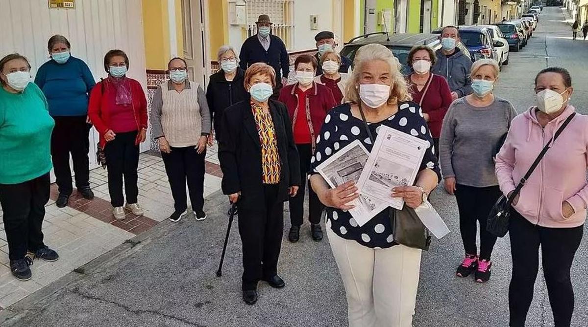 Carmela Fernández con mayores de Campanillas en 2021.