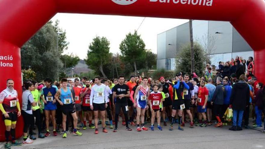 Els atletes participants a la Sant Silvestre d&#039;Avinyó, moments abans de la sortida de la prova