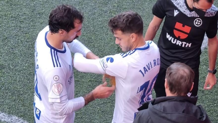 Eguaras pone el brazalete de capitán a Javi Ros al salir en el minuto 83.