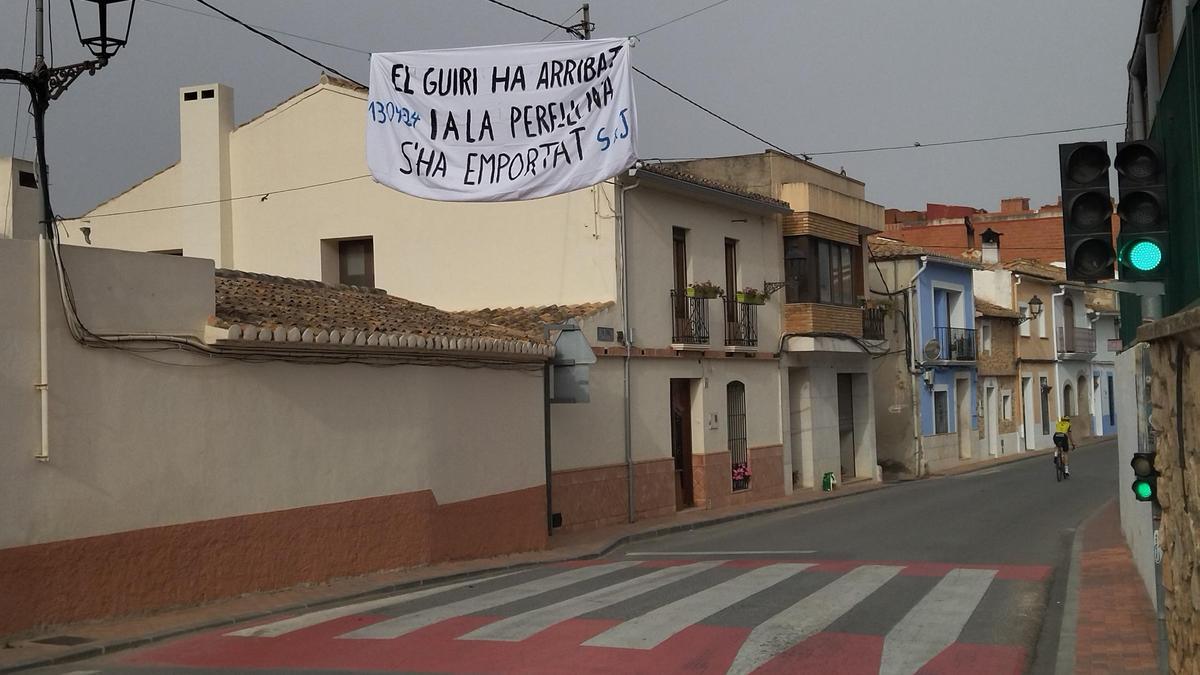 La sábana que los amigos de los novios han colgado en la entrada al pueblo