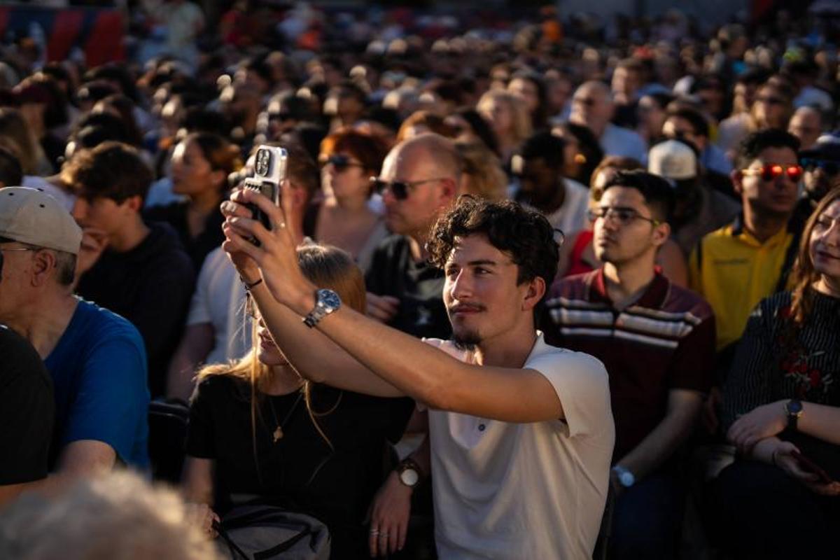Marin Alsop dirige a la Philharmonia Orchestra de Londres y al Orfeó Català durante el concierto gratuito al aire libre celebrado en la Plaça de Catalunya con motivo del Año Gaudí