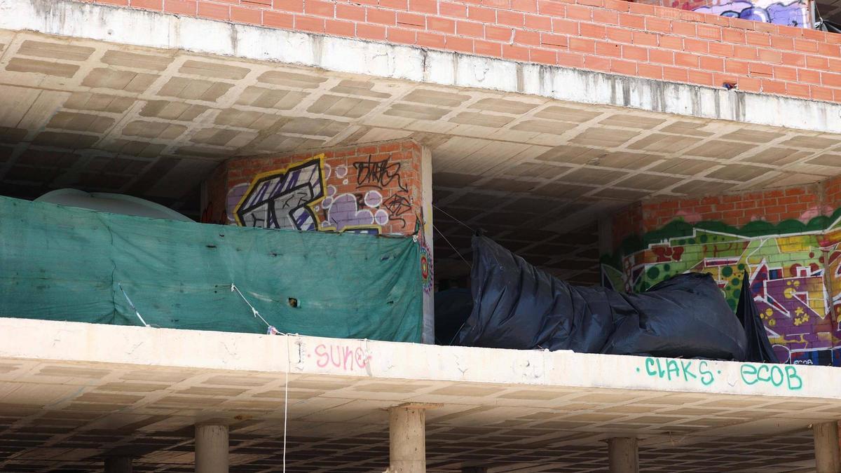 Infraviviendas en la infraestructura de Cala de Bou.