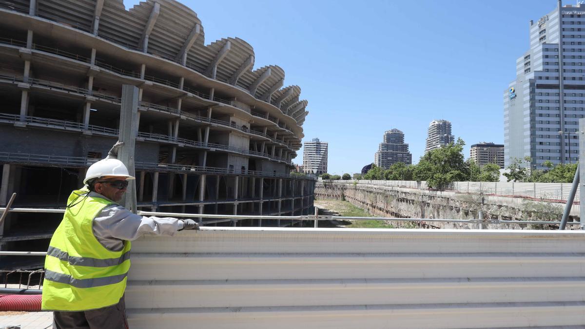 "El polideportivo lo vamos a regalar, está en el plano original. Pagamos 5,7 más IVA. Ellos quieren un polideportivo de 9 millones. Que les den (refiriéndose a los vecinos). Yo pago 5,7"