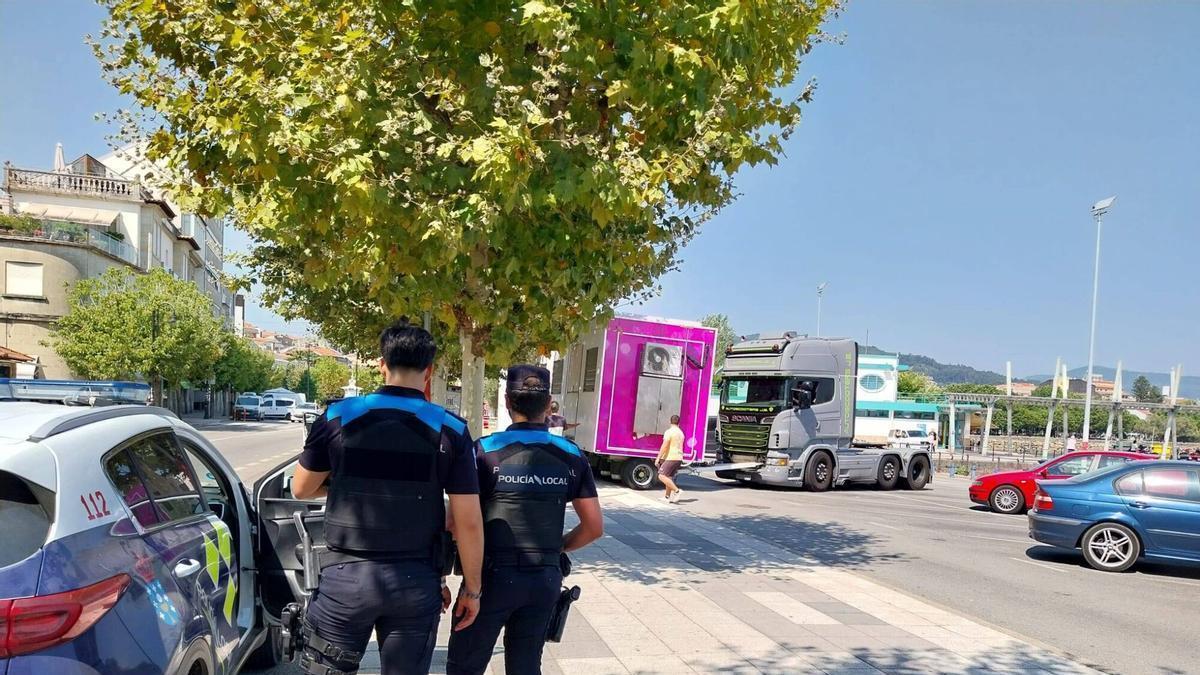 Una patrulla de la Policía Local de Cangas, hace unos días, en el centro de la localidad