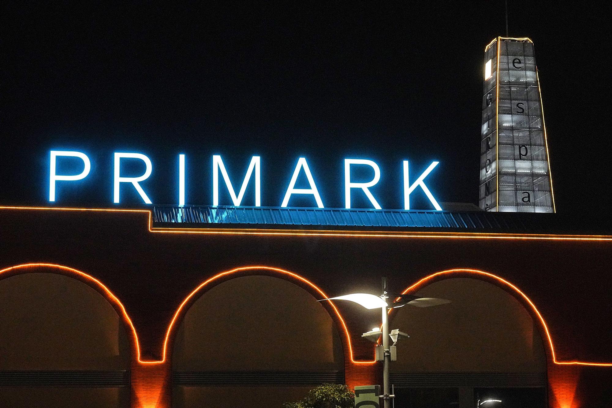 Primark ja il·lumina el rètol de la futura botiga de Salt