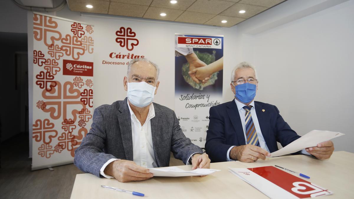 Gonzalo Marrero, director de Cáritas de Canarias, junto a Ángel Medina, presidente de SPAR Gran Canaria.