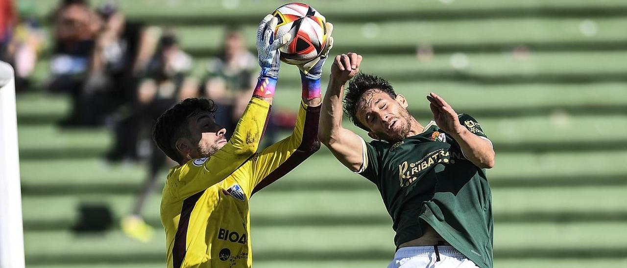 Tellechea intenta cabecear un balón que acaba atrapando el portero de la Gimnástica Segoviana.